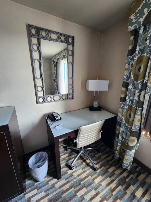 Holiday Inn Express & Suites Warwick-Providence (Airport) 4