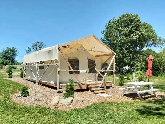 Silverlaken Estate (Vacation Rentals, Glampground & Tiny House Village) 4
