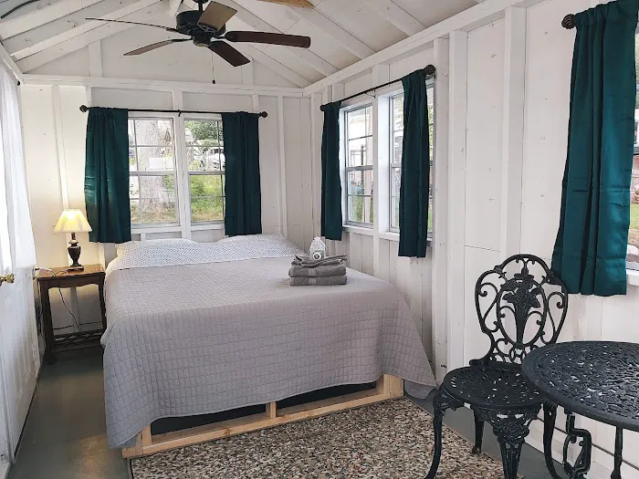 Silverlaken Estate (Vacation Rentals, Glampground & Tiny House Village) 4
