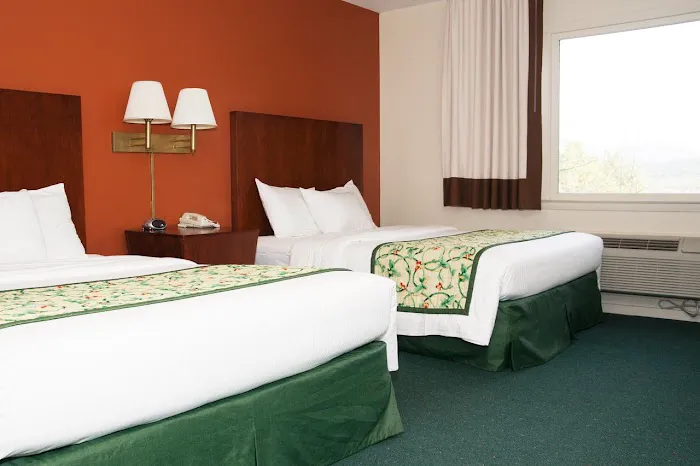 Red Carpet Inn & Suites Plymouth, NH 5