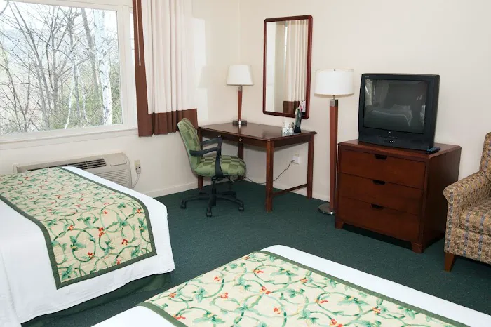 Red Carpet Inn & Suites Plymouth, NH 5