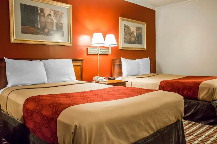Econo Lodge 4
