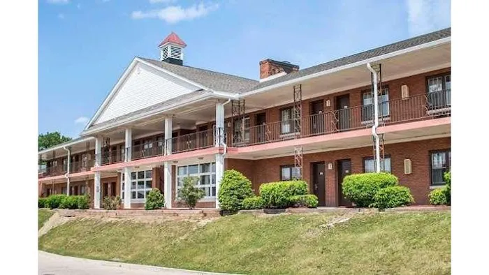 Econo Lodge 4