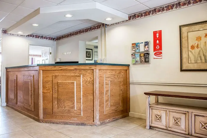 Econo Lodge 4
