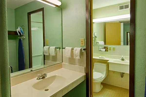 Red Roof Inn Batavia 4