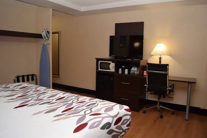Red Roof Inn Batavia 4