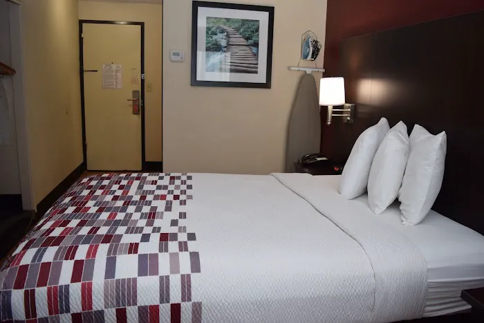 Red Roof Inn Batavia 4