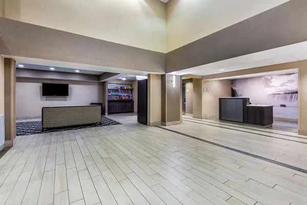 La Quinta Inn & Suites by Wyndham Batavia 4
