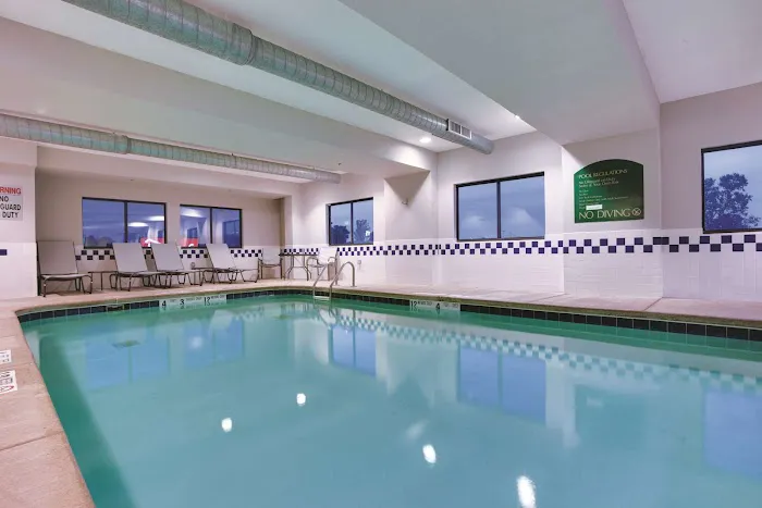 La Quinta Inn & Suites by Wyndham Batavia 4