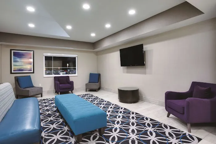 La Quinta Inn & Suites by Wyndham Batavia 4
