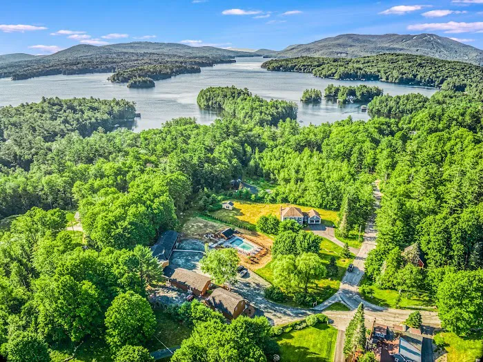The Lodge by Sunapee Stays 4