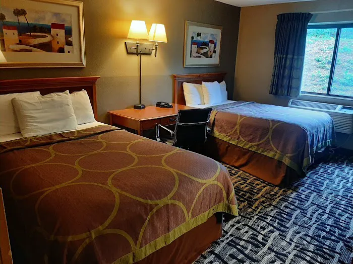 Super 8 by Wyndham Tilton/Lake Winnipesaukee 4