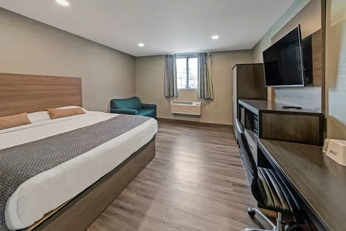 Americas Best Value Inn Foxboro 4