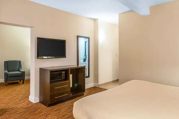 Quality Inn & Suites Middletown - Newport 5