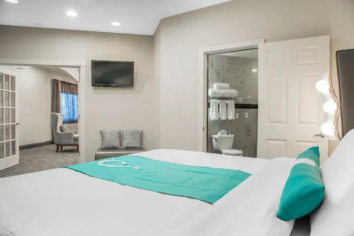 Aqua Blue Hotel 5