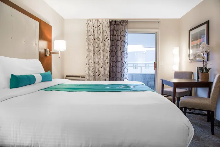 Aqua Blue Hotel 5