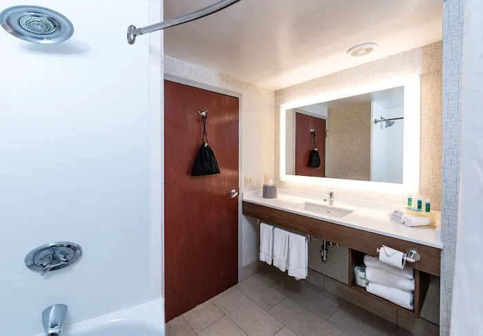 Holiday Inn Express Newport North - Middletown, an IHG Hotel 5