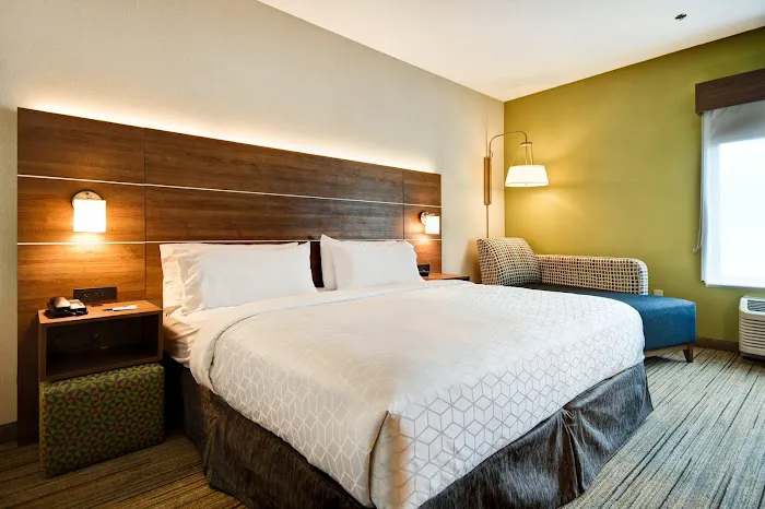 Holiday Inn Express Newport North - Middletown, an IHG Hotel 5