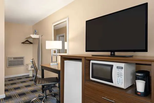 Days Inn by Wyndham Middletown/Newport Area 5