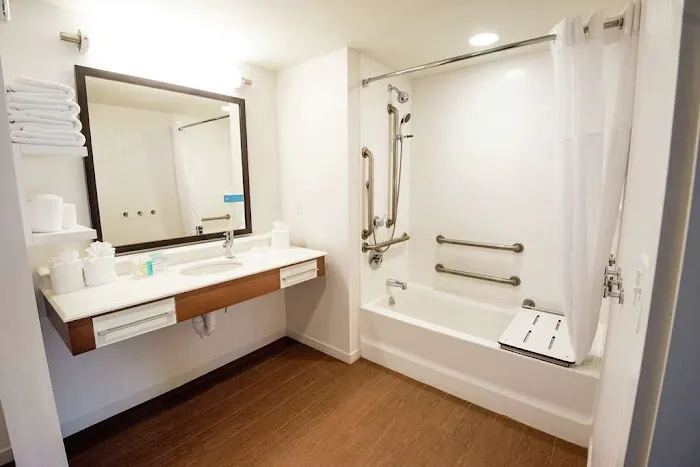Hampton Inn & Suites Manchester 5