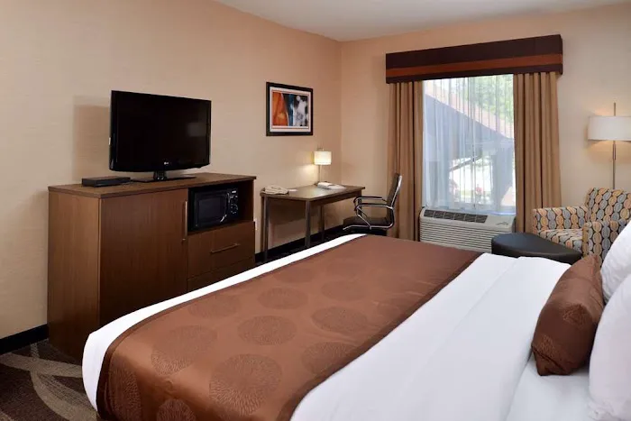 Best Western Plus University Inn 4