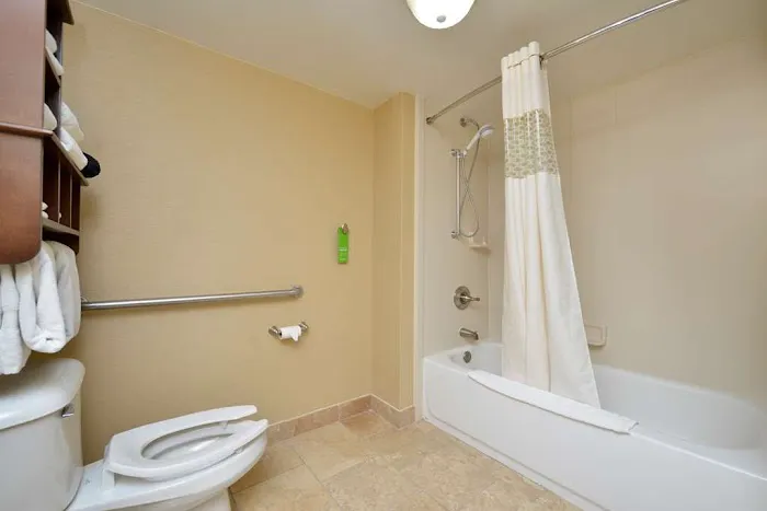 Hampton Inn East Aurora 4