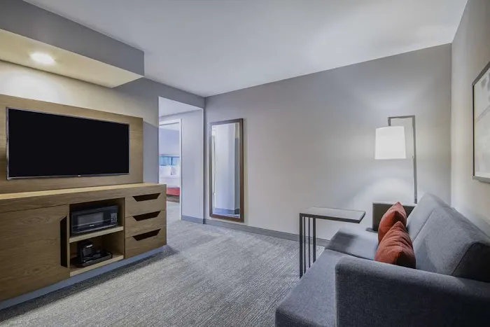 Hampton Inn East Aurora 4