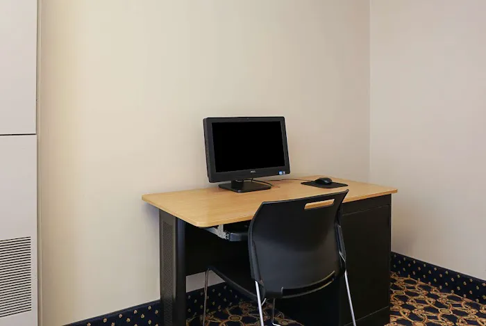 Econo Lodge Darien Lakes 4