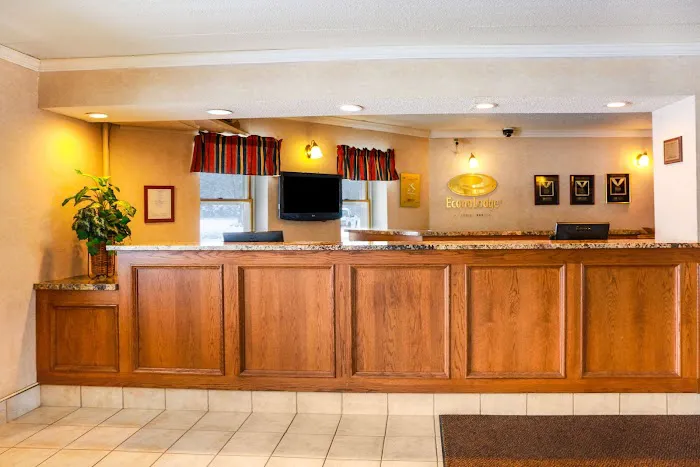 Econo Lodge Darien Lakes 4