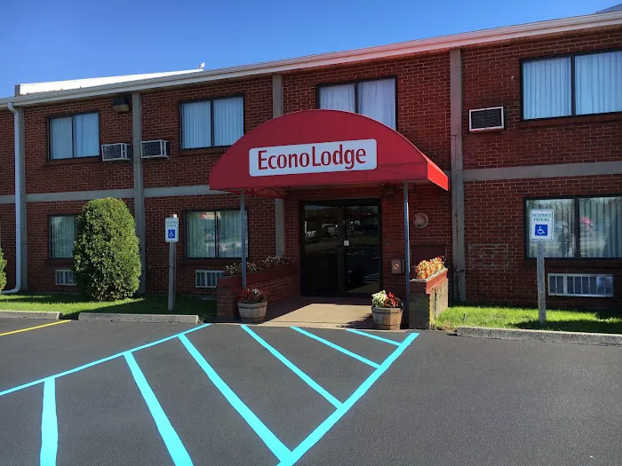 Econo Lodge Darien Lakes 4