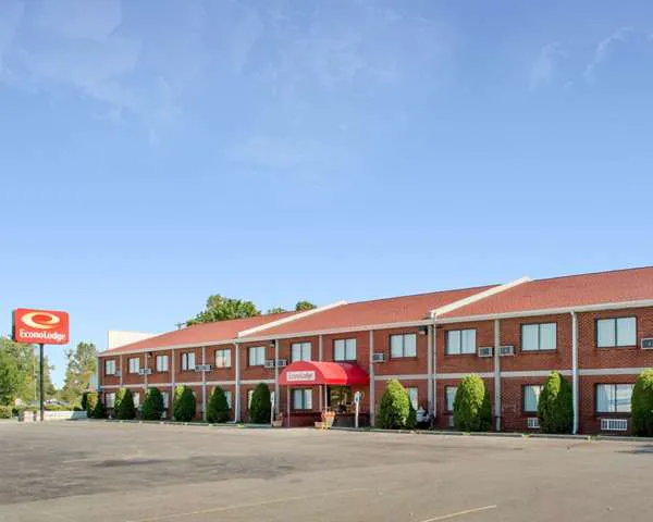 Econo Lodge Darien Lakes 4