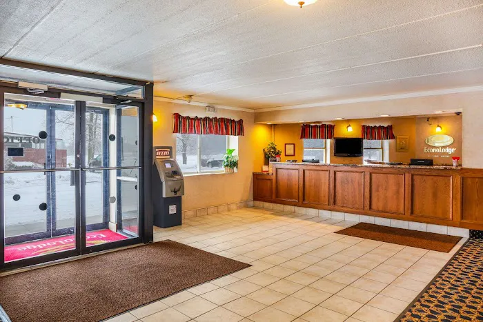 Econo Lodge Darien Lakes 4