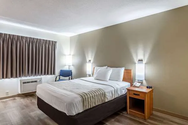 Econo Lodge 4