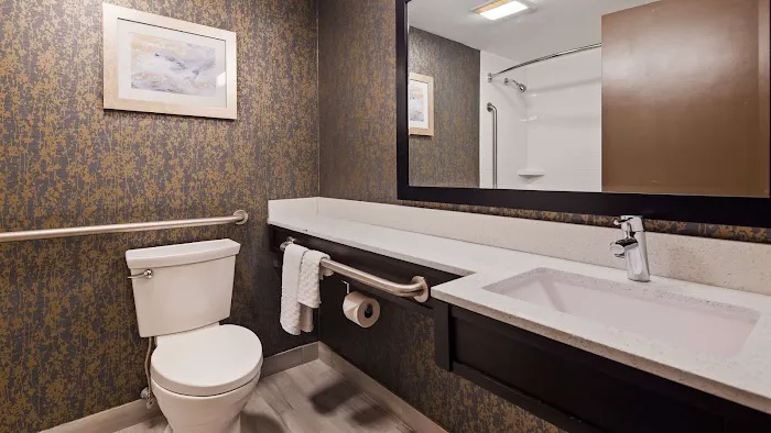Best Western Plus Landmark Inn 4