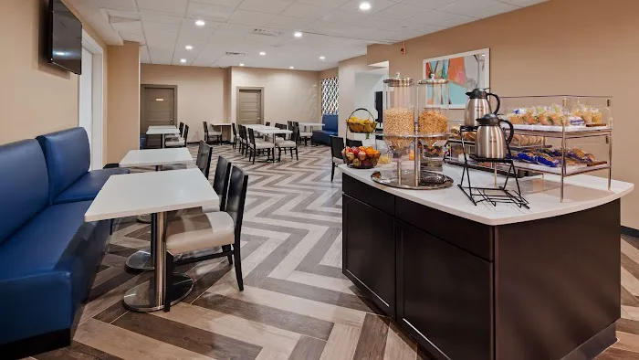 Best Western Plus Landmark Inn 4