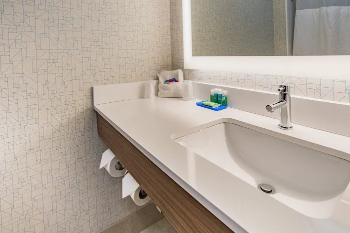 Holiday Inn Express & Suites Swansea by IHG 4