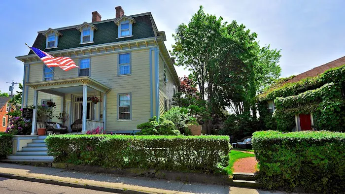 Yankee Peddler Inn 4