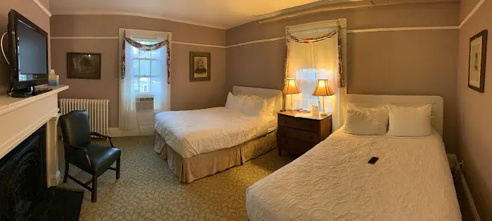 Yankee Peddler Inn 4