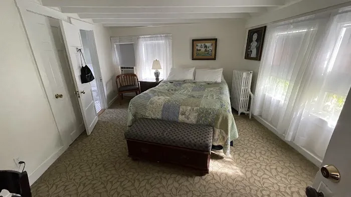 Yankee Peddler Inn 4