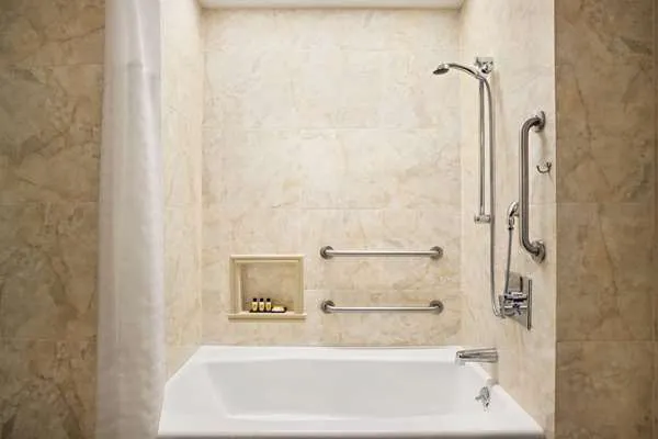 Wyndham Newport Hotel 5