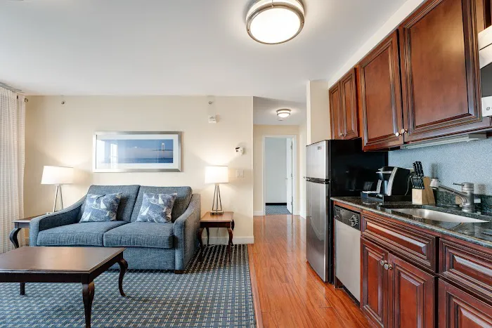 Newport Beach Hotel & Suites 5
