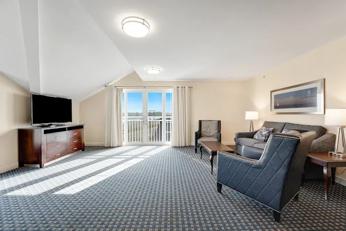 Newport Beach Hotel & Suites 5