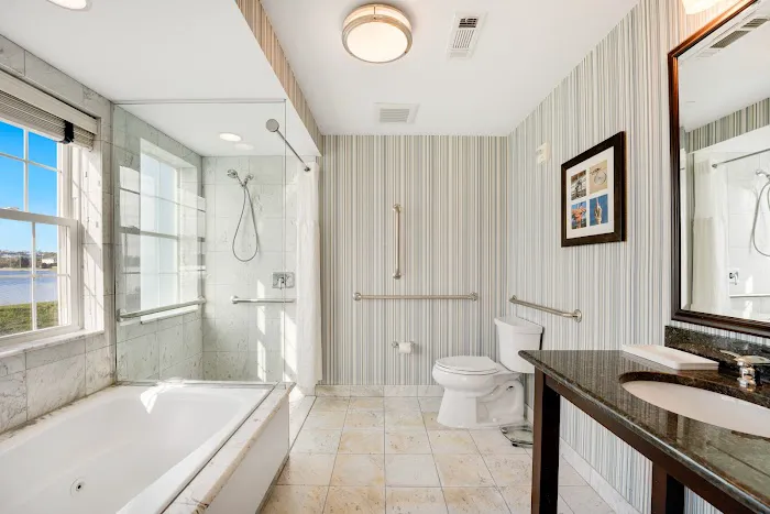 Newport Beach Hotel & Suites 5
