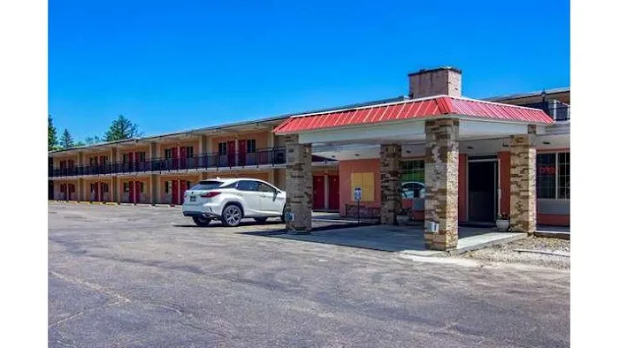 Econo Lodge 4