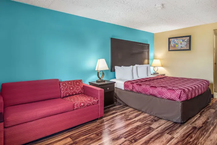 Econo Lodge 4