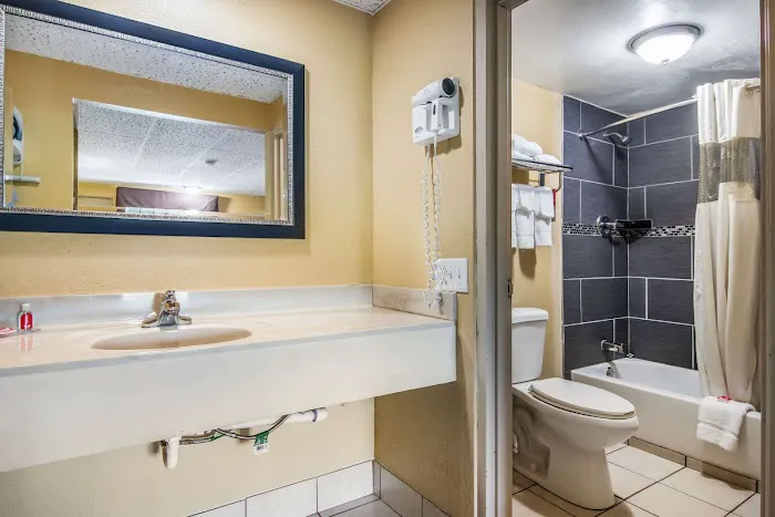 Econo Lodge 4