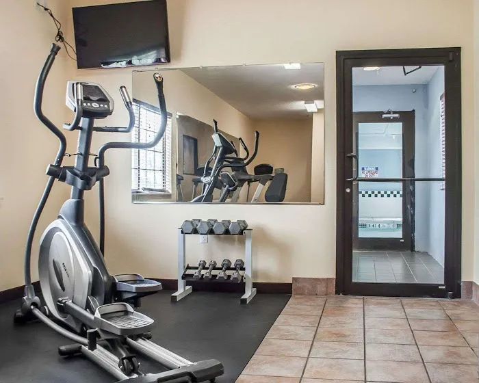 Comfort Inn & Suites 4