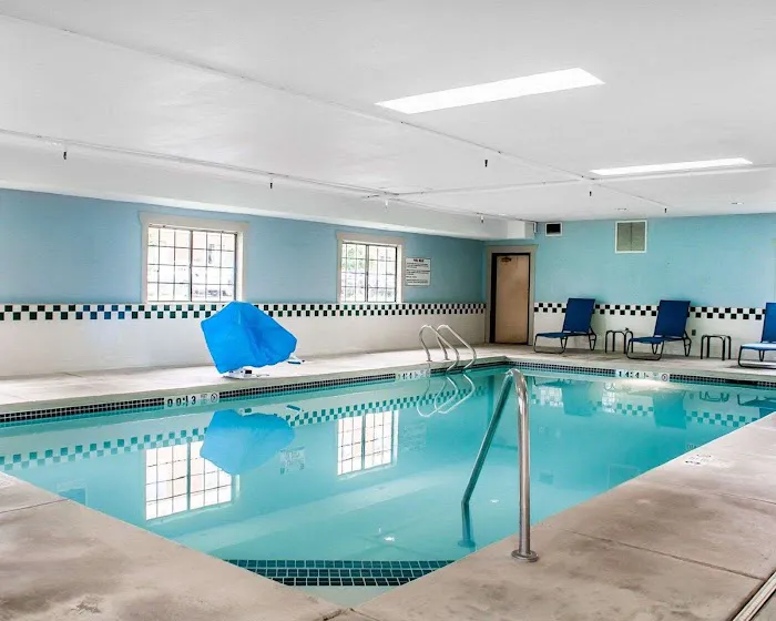 Comfort Inn & Suites 4