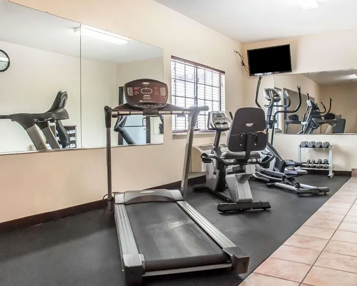 Comfort Inn & Suites 4