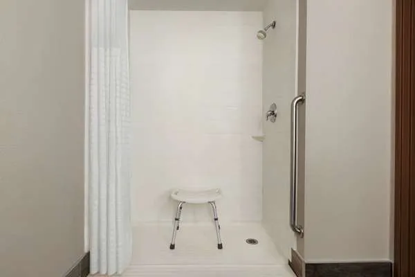 La Quinta Inn & Suites by Wyndham Lackawanna 4